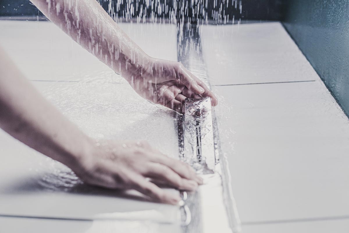 Showerdrain S+ režgis tiek ērti izņemts ar vienu roku, neizmantojot kādus papildrīkus.